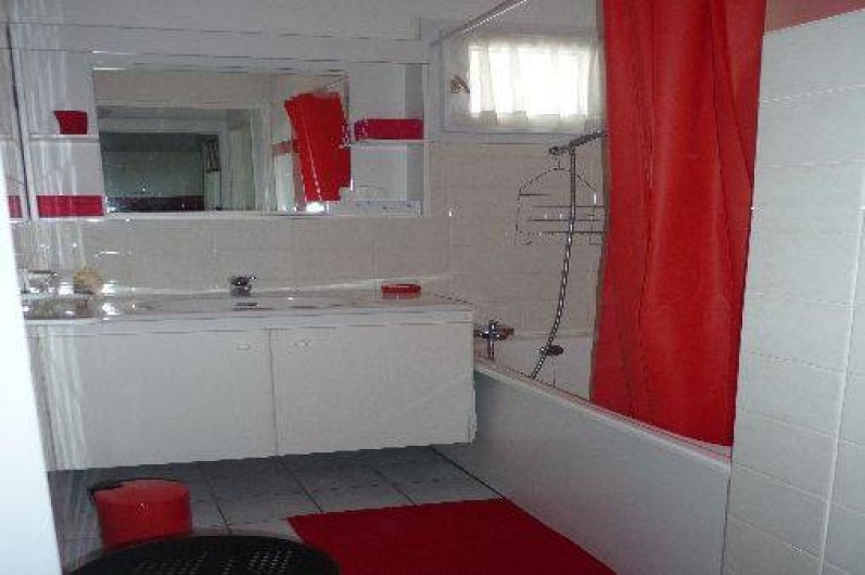 Location de vacances - Studio à Les Sables-d'Olonne - salle de bain avec baignoire
