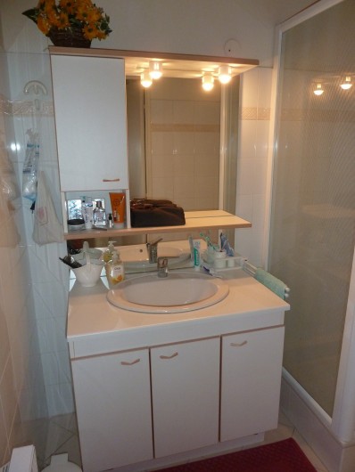 Location de vacances - Appartement à Fréjus - Salle de bain avec douche