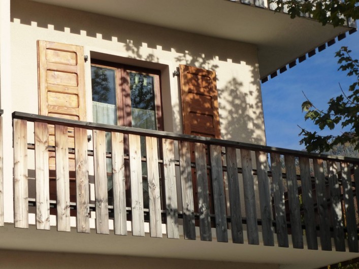 Location de vacances - Appartement à Morzine - Porte fenêtre  et balcon
