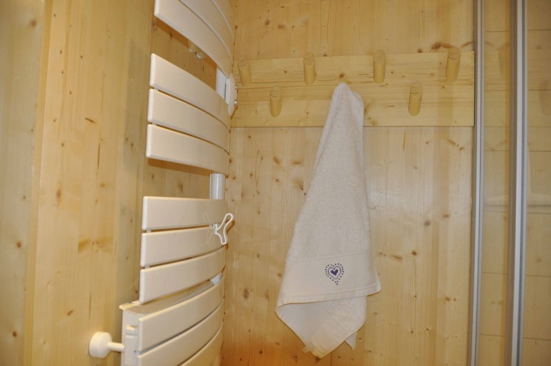 Location de vacances - Appartement à Morzine - Salle de bains , radiateur sèche serviettes