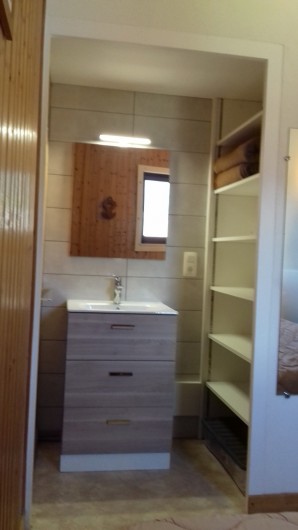 Location de vacances - Appartement à Morzine - Coin toilette dans la chambre des parents