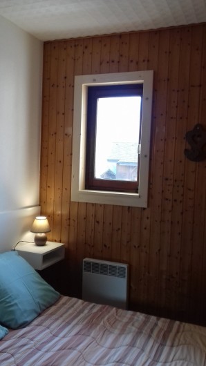 Location de vacances - Appartement à Morzine - Chambre des parents, fenêtre