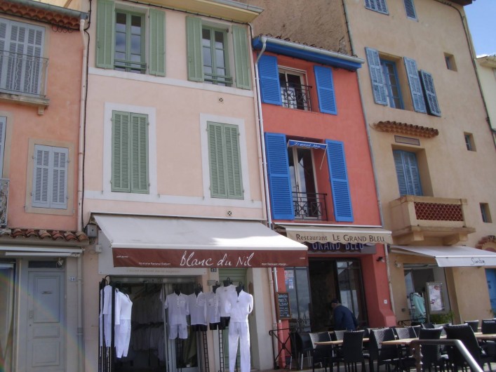 Location de vacances - Appartement à Cassis - Les magasins sur  port de Cassis