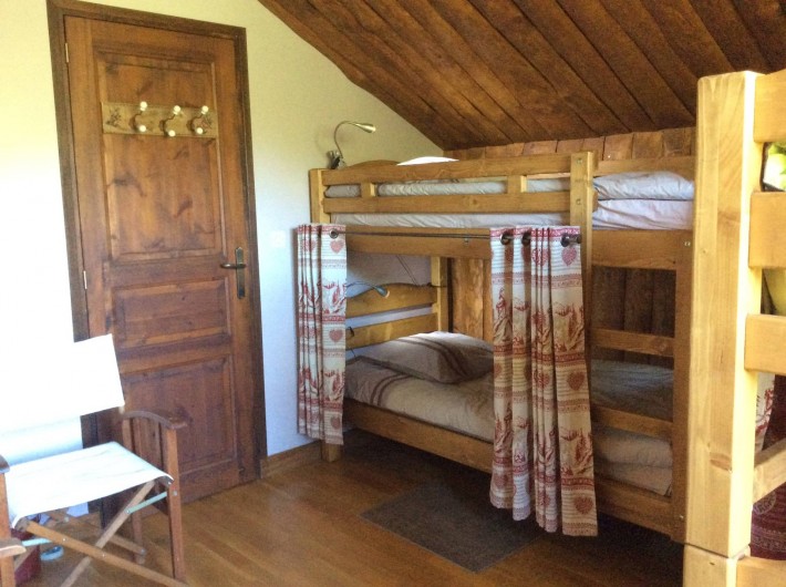 Location de vacances - Chalet à Barcelonnette - Chambre 4 : offre 4 couchages en 2 lits superposés.