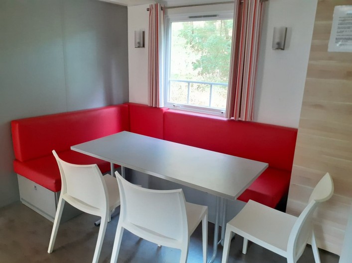 Location de vacances - Bungalow - Mobilhome à Camiers - Coin salon et salle à manger