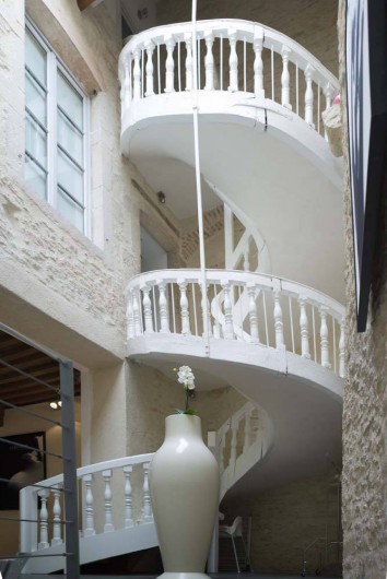 Location de vacances - Chambre d'hôtes à Beaune - Le grand escalier qui conduit aux chambres