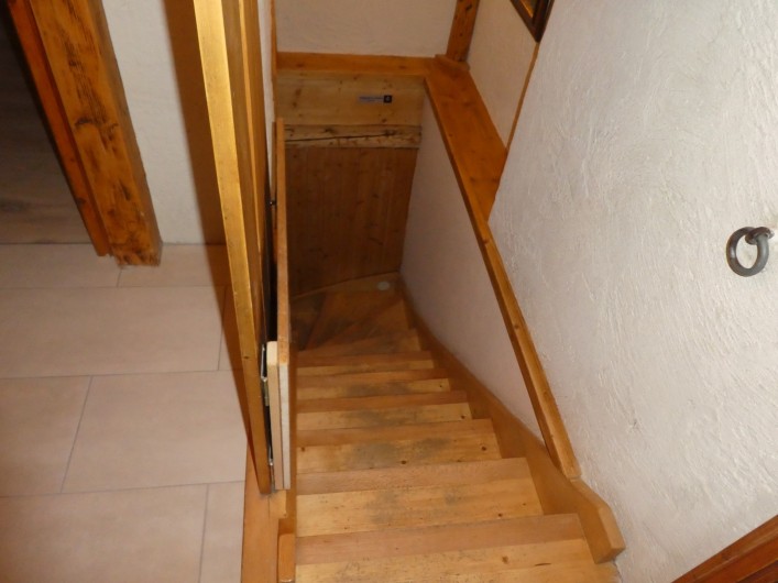 Location de vacances - Chalet à Bellevaux - Escalier pour l'étage