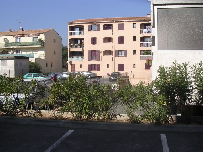 Location de vacances - Appartement à Saint-Aygulf - Vue Loggia vers cours intérieure et parking