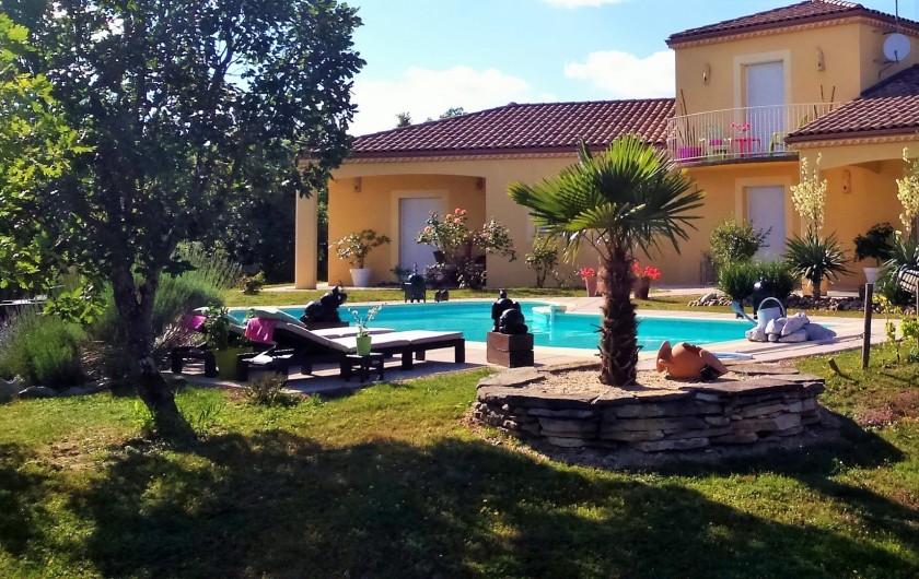 Location de vacances - Villa à Lalbenque - Jardin arboré, avec pelouse sèche du Quercy