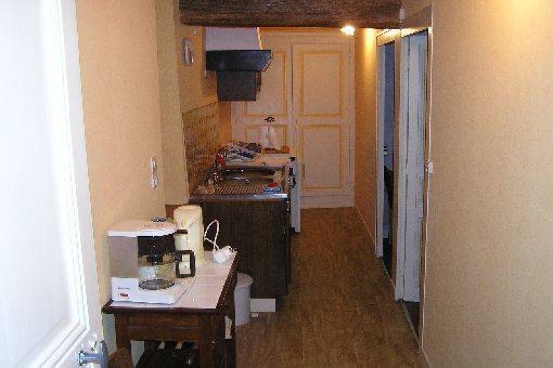 Location de vacances - Studio à Saint-Aubin-de-Luigné - Couloir/cuisine (vue depuis l'entrée)