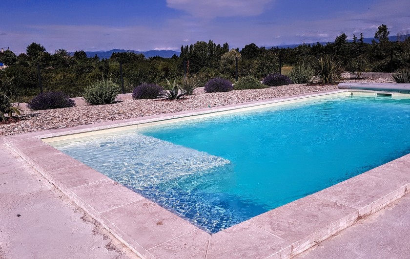 Location de vacances - Villa à Grospierres - Jardin et piscine vue sur le mont Lozère