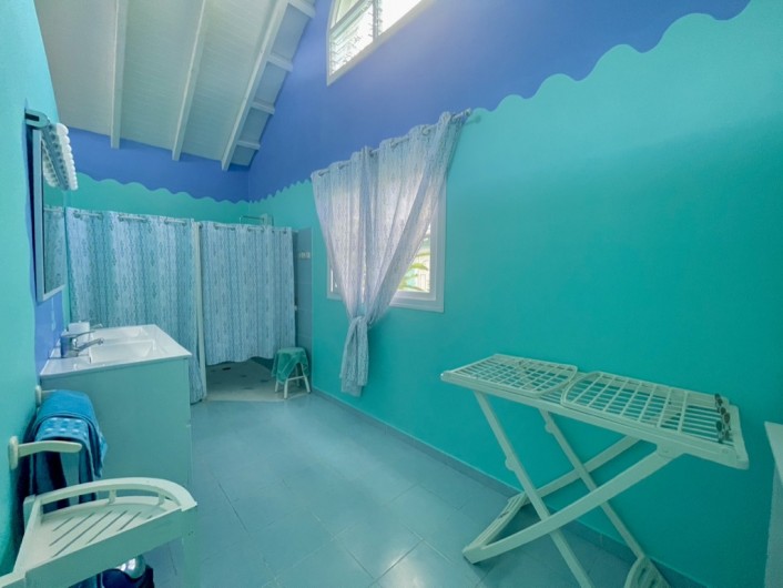 Location de vacances - Gîte à Le Gosier - Salle d'eau de la chambre XL de 36m2