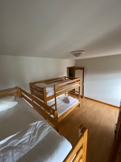 Location de vacances - Appartement à Pontgibaud - chambre 4 : 2 fois 2 lits simples superposés , + 2 lits gigognes
