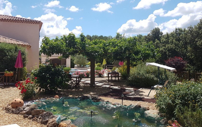 Location de vacances - Chambre d'hôtes à Lorgues - La marre et les terrasses ombragées