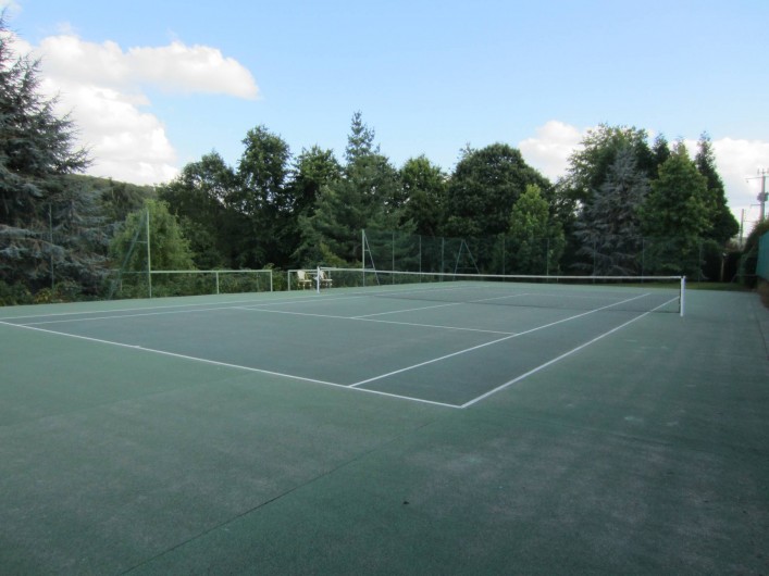 Location de vacances - Appartement à La Rivière-Saint-Sauveur - le tennis est à votre disposition  et fait partie de la propriété