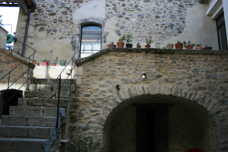 Location de vacances - Mas à Lagorce - escalier descendant aux caves et la cour