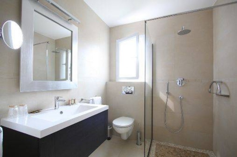 Location de vacances - Villa à Calvi - Salle de bain privative dans chaque chambre avec douche ou baignoire