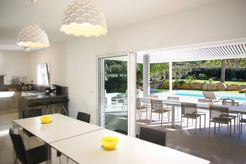 Location de vacances - Villa à Calvi - Salle à manger, cuisine ouverte avec accès direct à la terrasse et la piscine
