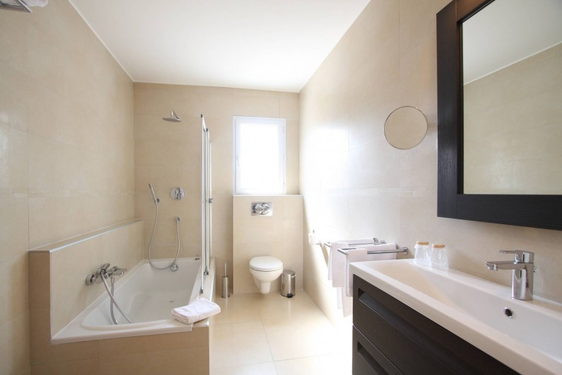 Location de vacances - Villa à Calvi - Salle de bain privative dans chaque chambre avec baignoire ou douche