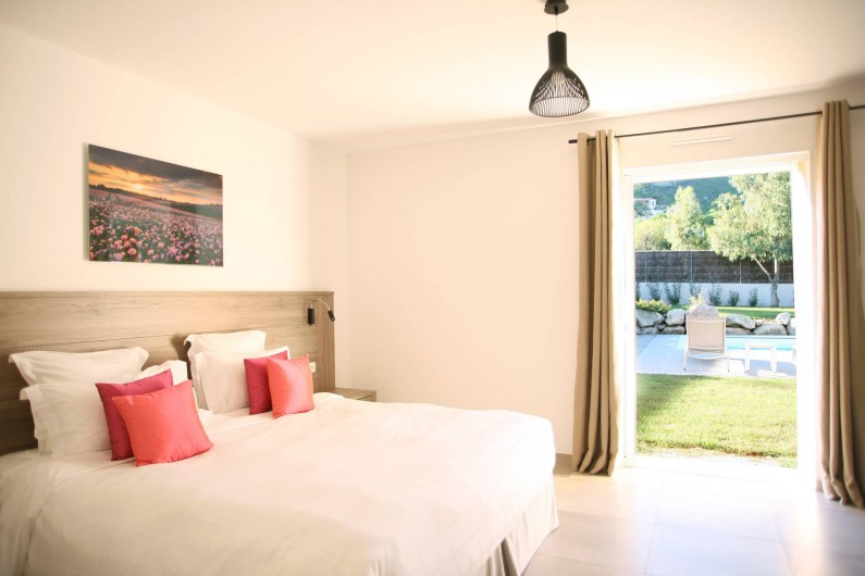 Location de vacances - Villa à Calvi - Chambre double avec accès jardin et piscine