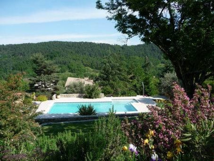 Location de vacances - Appartement à Mercuer - vue de la terrasse sur la piscine