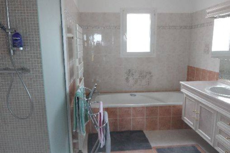 Location de vacances - Villa à Les Issambres - salle de bains de la chambre parentale avec douche,  baignoire et wc
