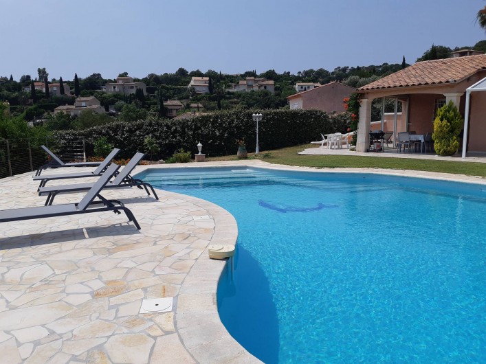 Location de vacances - Villa à Les Issambres - grande terrasse autour de la piscine fermée par clôture amovible côté villa