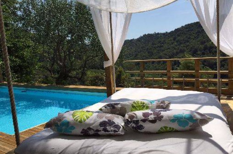 Location de vacances - Maison - Villa à Nice - Seuls au monde sur le bed suspendu