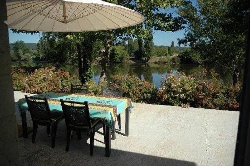 Location de vacances - Gîte à Badefols-sur-Dordogne - Grande terrasse donnant sur la Dordogne