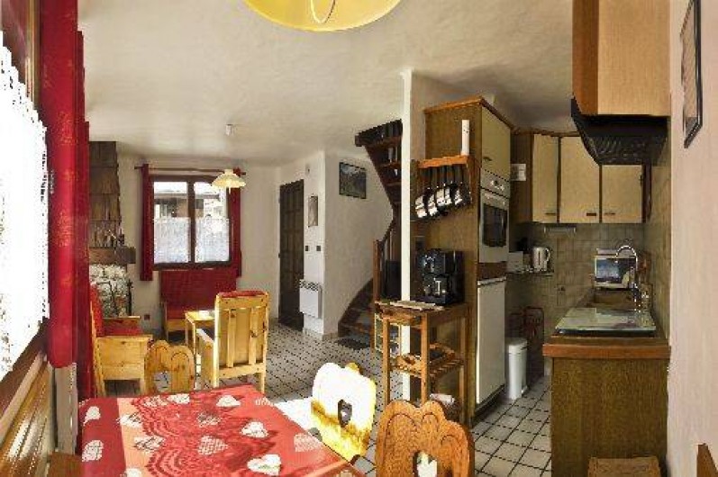 Location de vacances - Chalet à Champagny-en-Vanoise - vue d'ensemble du séjour avec cuisine ouverte
