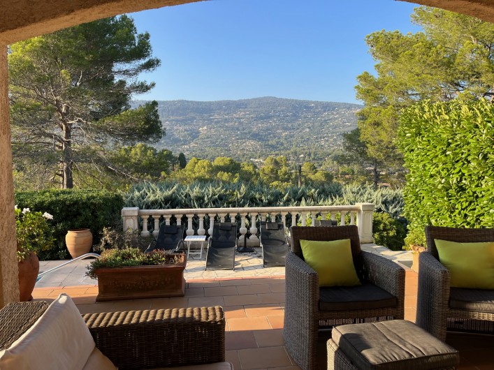 Location de vacances - Villa à Peymeinade - terrasse couverte et  panorama