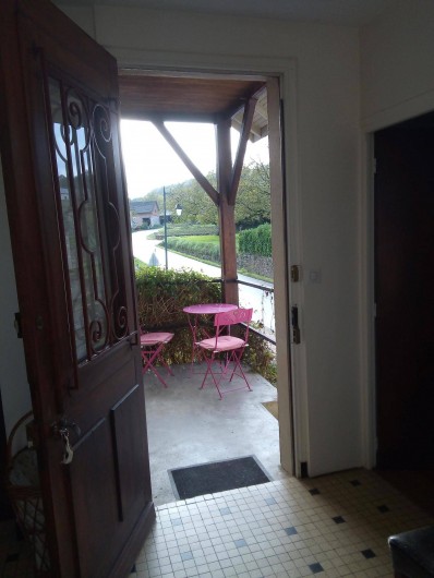 Location de vacances - Appartement à Liourdres - vue depuis l'entrée du living sur la petite terrasse