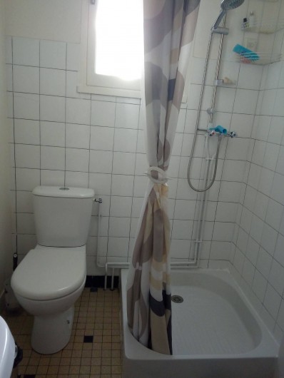 Location de vacances - Appartement à Liourdres - salle de bains wc et douche