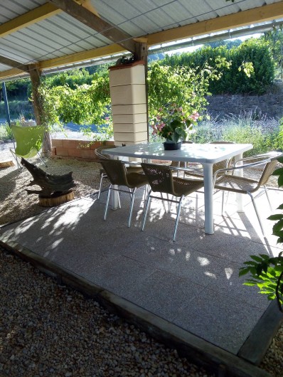 Location de vacances - Appartement à Liourdres - table et chaises à l'abri du soleil