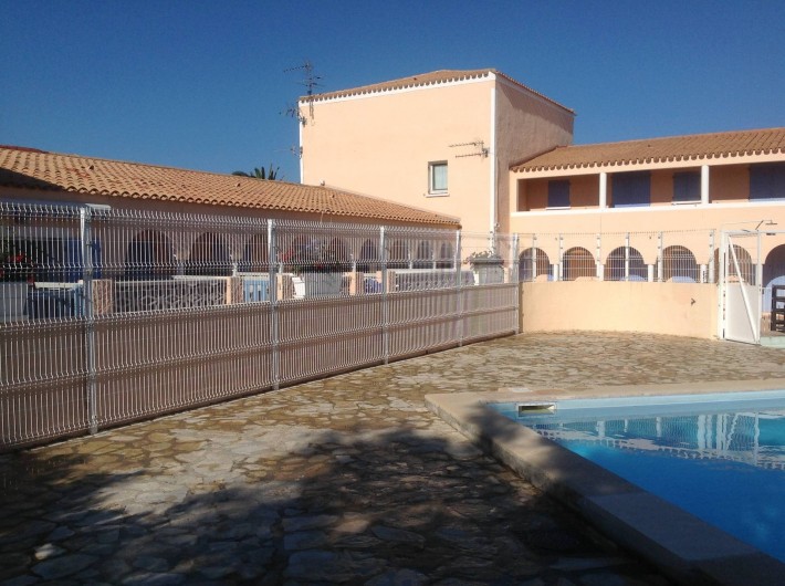 Location de vacances - Appartement à Le Barcarès - autre vue de la piscine