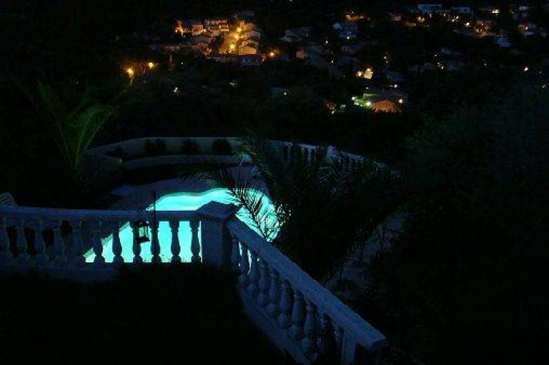 Location de vacances - Appartement à Cavalaire-sur-Mer - Vue piscine de nuit