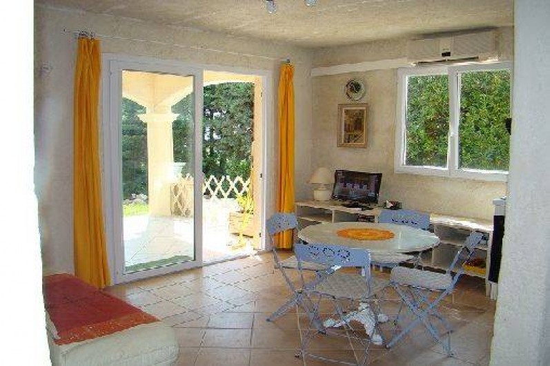 Location de vacances - Appartement à Cavalaire-sur-Mer - salon cuisine appartement soleil