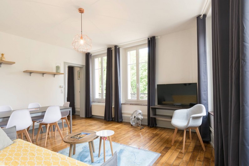 Location de vacances - Appartement à Charleville-Mézières - Salon séjour spacieux pour se détendre, déjeuner ou profiter de la vue