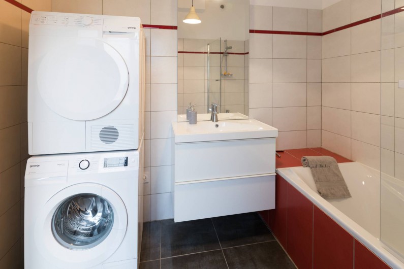 Location de vacances - Appartement à Charleville-Mézières - Salle de bain avec lave-linge et sèche-linge