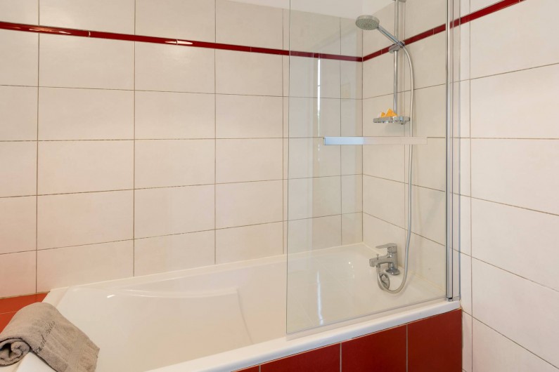 Location de vacances - Appartement à Charleville-Mézières - La baignoire dispose d'une douche fonctionnelle