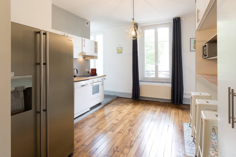 Location de vacances - Appartement à Charleville-Mézières - Cuisine équipée avec frigo américain, lave-vaisselle et four