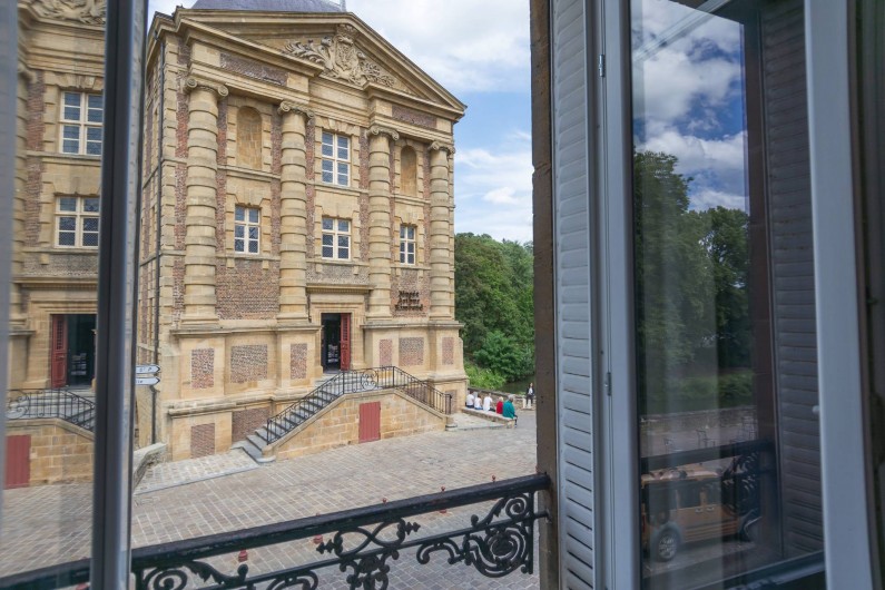 Location de vacances - Appartement à Charleville-Mézières - Vue directe sur le musée Rimbaud