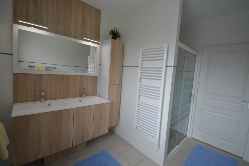 Location de vacances - Gîte à Cublac - Salle d'eau avec douche spacieuse et meuble moderne