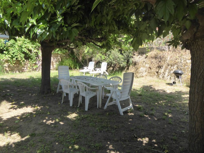 Location de vacances - Maison - Villa à Coti-Chiavari - coin repas à l'ombre des mûriers platane avec barbecue et transat