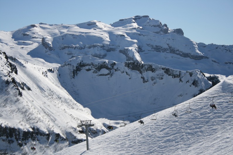 Location de vacances - Appartement à Samoëns - Vue à skis