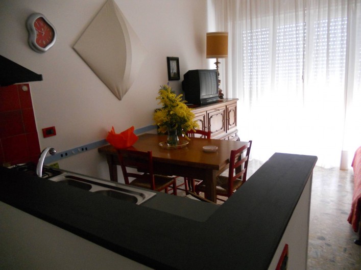 Location de vacances - Appartement à Ospedaletti - angle cuisine et table à manger