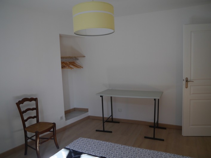Location de vacances - Appartement à Saint-Paulet-de-Caisson - chambre et espace de travail, connexion wifi gratuite