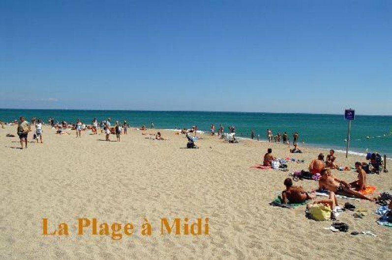 Location de vacances - Appartement à Argelès-sur-Mer - La plage à midi
