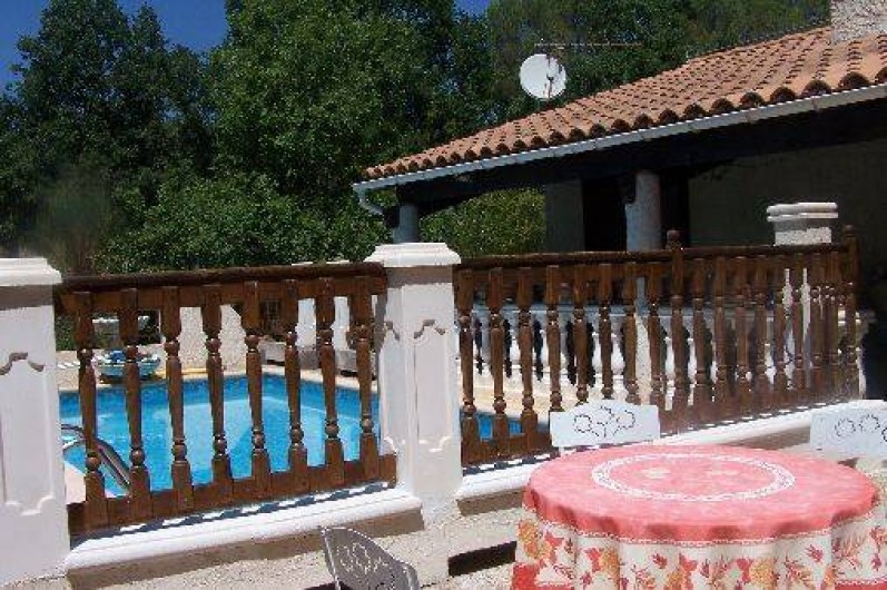 Location de vacances - Villa à Draguignan - Espace protégé interdisant l'accès de la piscine aux enfants en bas âge.