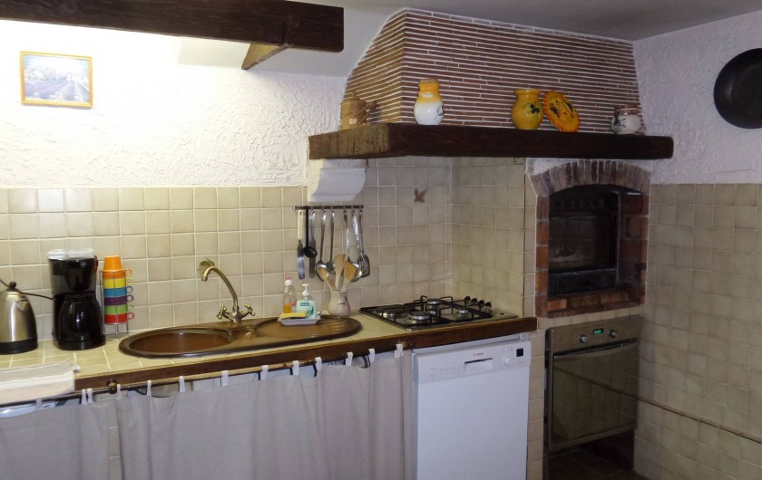 Location de vacances - Villa à Draguignan - Evier, table de cuisson, le lave vaisselle, à sa droite le four .